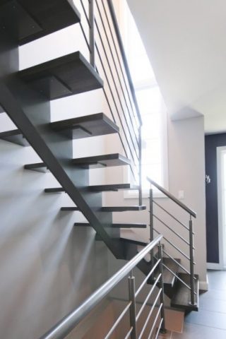 лестница центральном косоуре с дубовыми ступенями и ограждением из нержавейки лестница на металлическом косоуре с дубовыми ступенями