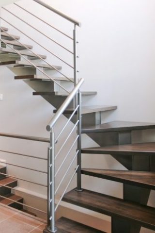 лестница центральном косоуре с дубовыми ступенями и ограждением из нержавейки лестница на металлическом косоуре с дубовыми ступенями