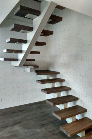 Лестница на металлическом сварном каркасе из листовой стали и дубовыми ступенями Лестница на металлическом сварном каркасе и дубовыми ступенями