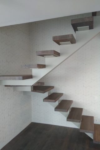 Лестница на металлическом сварном каркасе из листовой стали и дубовыми ступенями Лестница на металлическом сварном каркасе и дубовыми ступенями