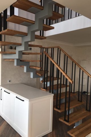 лестница на центральном косоуре, ступени дуб, ограждение металл Лестница на металлическом каркасе из профильной трубы, ступени из дуба цельноламельного сорт АВ, ограждение из металла с накладкой из дуба