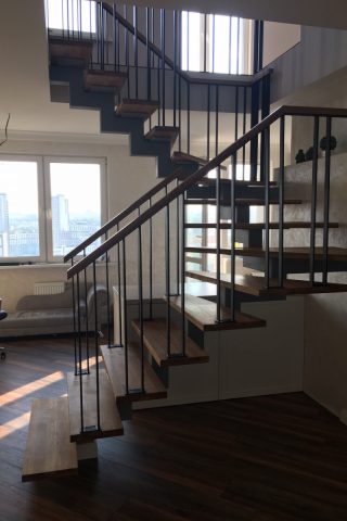 Лестница в квартиру Лестница с забежными ступенями из дуба на второй этаж 6