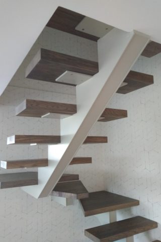 Лестница на металлическом сварном каркасе из листовой стали и дубовыми ступенями Лестница на металлическом сварном каркасе и дубовыми ступенями