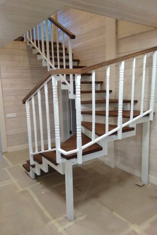 Лестница на металлическом каркасе из профильных труб и дубовыми ступенями и ограждением из металла Лестница на металлическом каркасе и дубовыми ступенями и ограждением из металла