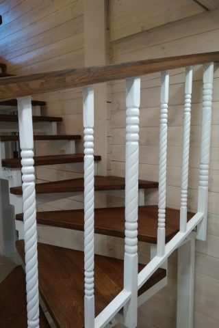 Лестница на металлическом каркасе из профильных труб и дубовыми ступенями и ограждением из металла Лестница на металлическом каркасе и дубовыми ступенями и ограждением из металла