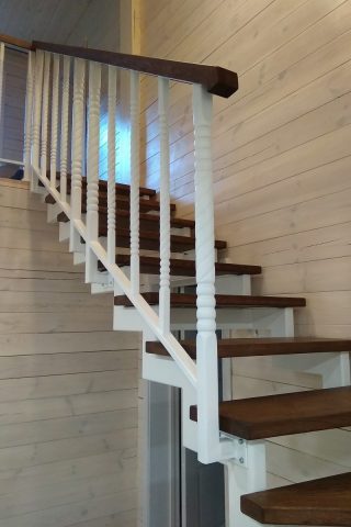 Лестница на металлическом каркасе из профильных труб и дубовыми ступенями и ограждением из металла Лестница на металлическом каркасе и дубовыми ступенями и ограждением из металла