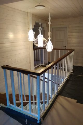 Лестница на металлическом каркасе из профильных труб и дубовыми ступенями и ограждением из металла Лестница на металлическом каркасе и дубовыми ступенями и ограждением из металла