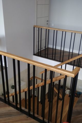 Лестница в квартиру Лестница с забежными ступенями из дуба на второй этаж