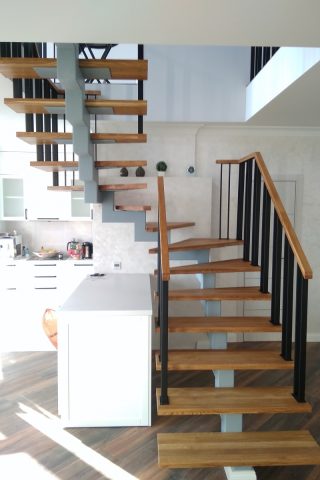 лестница центральный косоуре, ступени дуб, ограждение металл лестница центральный косоуре, ступени дуб, ограждение металл