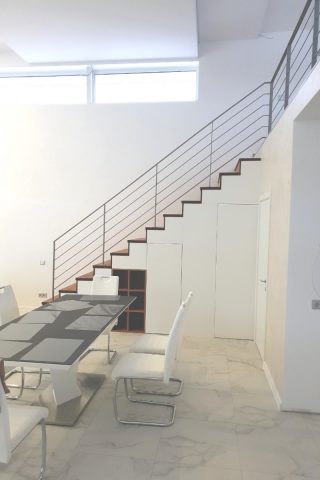 лестница прямая с металлическим ограждением и ступенями из лиственницы лестница прямая с металлическим ограждением