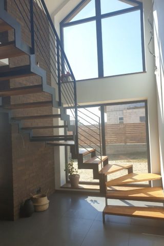 лестница на стальных тетивах с металлическим ограждением лестница на стальных тетивах с металлическим ограждением