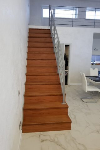 лестница прямая с металлическим ограждением и ступенями из лиственницы лестница прямая с металлическим ограждением