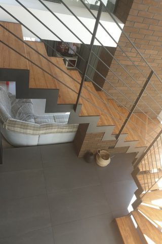 лестница на стальных тетивах с металлическим ограждением лестница на стальных тетивах с металлическим ограждением