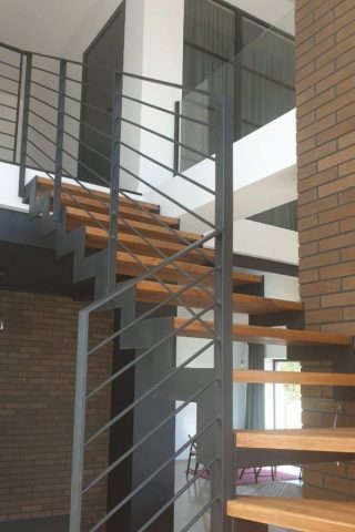 лестница на стальных тетивах с металлическим ограждением лестница на стальных тетивах с металлическим ограждением