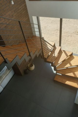 лестница на стальных тетивах с металлическим ограждением лестница на стальных тетивах с металлическим ограждением