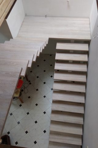 лестница на центральном металлическом каркасе с дубовыми ступенями лестница на металлическом каркасе с дубовыми ступенями