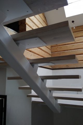 лестница на центральном металлическом каркасе с дубовыми ступенями лестница на металлическом каркасе с дубовыми ступенями