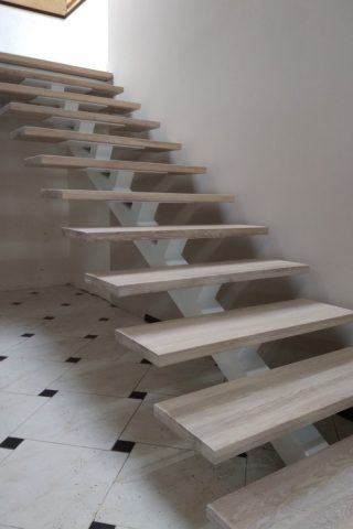 лестница на центральном металлическом каркасе с дубовыми ступенями лестница на металлическом каркасе с дубовыми ступенями