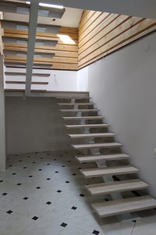 лестница на центральном металлическом каркасе с дубовыми ступенями лестница на металлическом каркасе с дубовыми ступенями