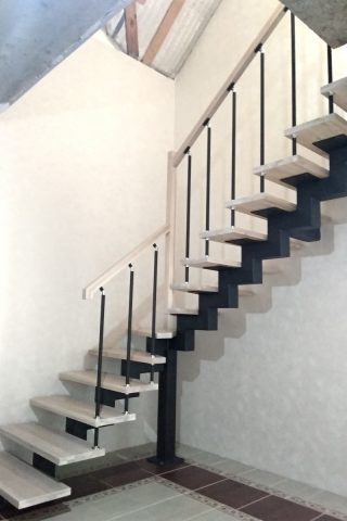 Лестница на центральном металлическом каркасе и дубовыми ступенями и ограждением из металла Лестница на металлическом каркасе и дубовыми ступенями и ограждением из металла