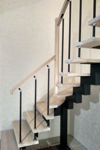 Лестница на центральном металлическом каркасе и дубовыми ступенями и ограждением из металла Лестница на металлическом каркасе и дубовыми ступенями и ограждением из металла