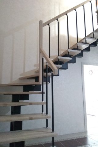 Лестница на центральном металлическом каркасе и дубовыми ступенями и ограждением из металла Лестница на металлическом каркасе и дубовыми ступенями и ограждением из металла