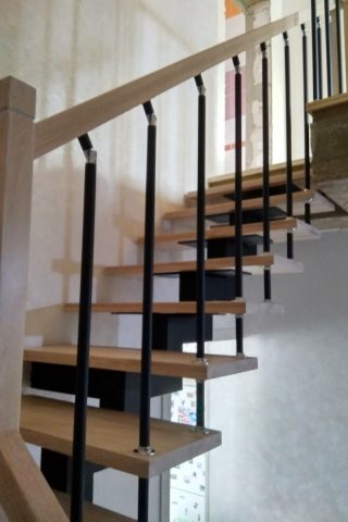 Лестница на центральном металлическом каркасе и дубовыми ступенями и ограждением из металла Лестница на металлическом каркасе и дубовыми ступенями и ограждением из металла