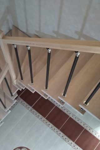 Лестница на центральном металлическом каркасе и дубовыми ступенями и ограждением из металла Лестница на металлическом каркасе и дубовыми ступенями и ограждением из металла