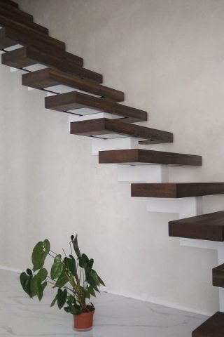 лестница на центральном косоуре с дубовыми ступенями толщиной 80мм лестница на центральном косоуре с дубовыми ступенями