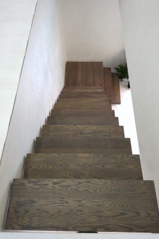 лестница на центральном косоуре с дубовыми ступенями толщиной 80мм лестница на центральном косоуре с дубовыми ступенями