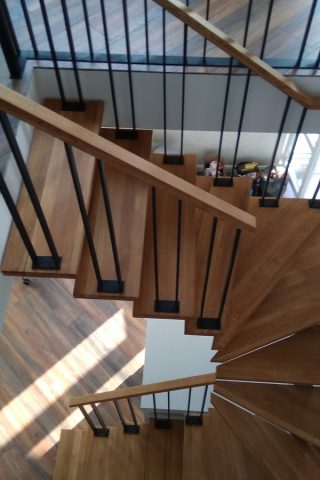 лестница центральный косоуре, ступени дуб, ограждение металл лестница центральный косоуре, ступени дуб, ограждение металл