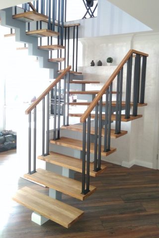 Лестница на центральный косоуре, ступени дуб, ограждение металл лестница центральный косоуре, ступени дуб, ограждение металл