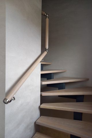 Лестница на металлическом каркасе Лестница на металлическом каркасе с белеными дубовыми ступенями