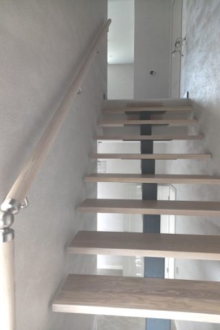 Лестница на металлическом каркасе Лестница на металлическом каркасе с белеными дубовыми ступенями