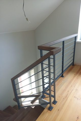 Лестница на двух косоурах из профильной трубы со ступенями из дуба Лестница в дом на второй этаж. Лестница на двух косоурах из профильной трубы со ступенями из дуба. Заказать изготовление лестницы в Минске.