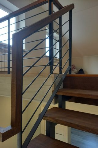 Лестница на двух косоурах из профильной трубы со ступенями из дуба Лестница в дом на второй этаж. Лестница на двух косоурах из профильной трубы со ступенями из дуба. Заказать изготовление лестницы в Минске.