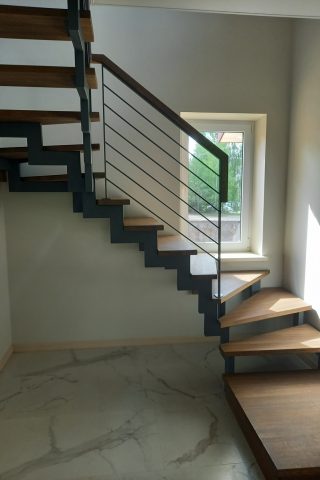 Лестница на двух косоурах из профильной трубы со ступенями из дуба Лестница в дом на второй этаж. Лестница на двух косоурах из профильной трубы со ступенями из дуба. Заказать изготовление лестницы в Минске.