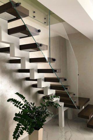 лестница на центральном косоуре с дубовыми ступенями толщиной 80мм лестница на центральном косоуре с дубовыми ступенями