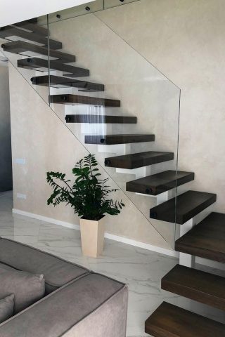 лестница на центральном косоуре с дубовыми ступенями толщиной 80мм лестница на центральном косоуре с дубовыми ступенями