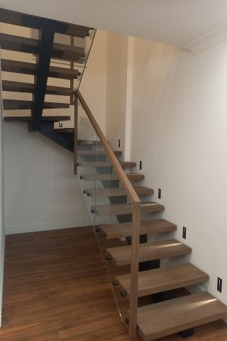 Лестница на центральный косоуре с дубовыми ступенями и стеклом Лестница в дом на второй этаж. Лестница на центральный косоуре с дубовыми ступенями и стеклом. Ограждение из стекла 10мм. Изготовление лестниц для дома на металлическом каркасе.