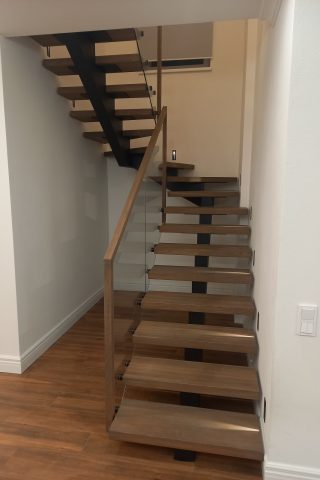 Лестница на центральный косоуре с дубовыми ступенями и стеклом Лестница в дом на второй этаж. Лестница на центральный косоуре с дубовыми ступенями и стеклом. Ограждение из стекла 10мм. Изготовление лестниц для дома на металлическом каркасе.