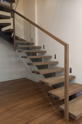 Лестница на центральный косоуре с дубовыми ступенями и стеклом Лестница в дом на второй этаж. Лестница на центральный косоуре с дубовыми ступенями и стеклом. Ограждение из стекла 10мм. Изготовление лестниц для дома на металлическом каркасе.