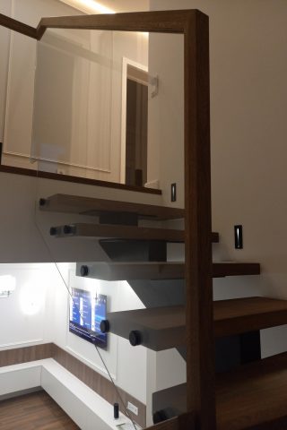 Лестница на центральный косоуре с дубовыми ступенями и стеклом Лестница в дом на второй этаж. Лестница на центральный косоуре с дубовыми ступенями и стеклом. Ограждение из стекла 10мм. Изготовление лестниц для дома на металлическом каркасе.