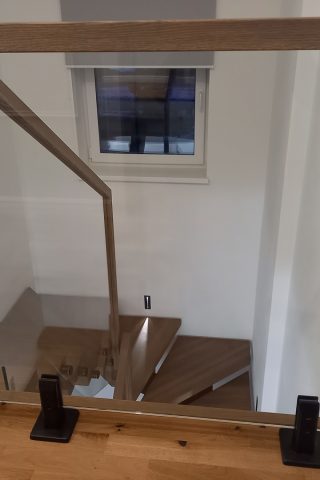 Лестница на центральный косоуре с дубовыми ступенями и стеклом Лестница в дом на второй этаж. Лестница на центральный косоуре с дубовыми ступенями и стеклом. Ограждение из стекла 10мм. Изготовление лестниц для дома на металлическом каркасе.