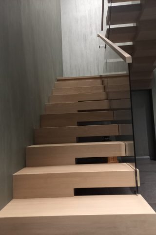 Консольная лестница со стеклом Консольная лестница в дом на второй этаж. Лестница с дубовыми ступенями и стеклом 10 мм. Ограждение из стекла 10мм. Изготовление консольных лестниц для дома на металлическом каркасе.