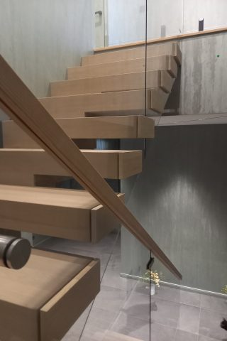 Консольная лестница со стеклом Консольная лестница в дом на второй этаж. Лестница с дубовыми ступенями и стеклом 10 мм. Ограждение из стекла 10мм. Изготовление консольных лестниц для дома на металлическом каркасе.