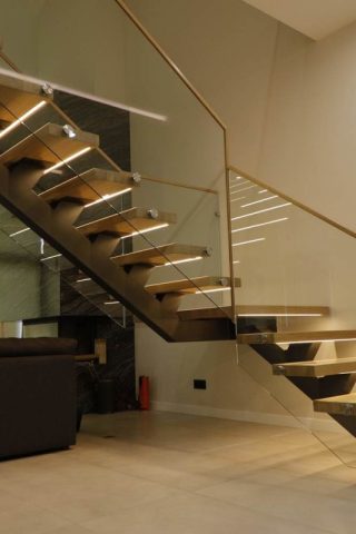 Лестница на центральный косоуре с дубовыми ступенями и стеклом Лестница в дом на второй этаж. Лестница на центральный косоуре с дубовыми ступенями и стеклом. Ограждение из стекла 10мм. Изготовление лестниц для дома на металлическом каркасе.