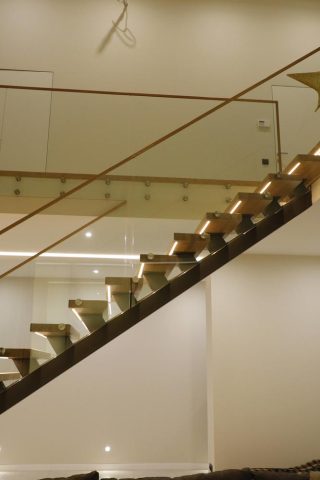 Лестница на центральный косоуре с дубовыми ступенями и стеклом Лестница в дом на второй этаж. Лестница на центральный косоуре с дубовыми ступенями и стеклом. Ограждение из стекла 10мм. Изготовление лестниц для дома на металлическом каркасе.