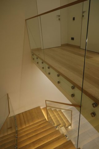 Лестница на центральный косоуре с дубовыми ступенями и стеклом Лестница в дом на второй этаж. Лестница на центральный косоуре с дубовыми ступенями и стеклом. Ограждение из стекла 10мм. Изготовление лестниц для дома на металлическом каркасе.