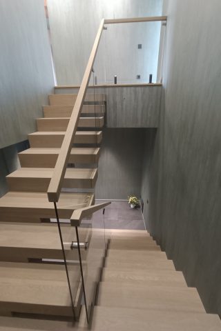 Консольная лестница со стеклом Консольная лестница в дом на второй этаж. Лестница с дубовыми ступенями и стеклом 10 мм. Ограждение из стекла 10мм. Изготовление консольных лестниц для дома на металлическом каркасе.